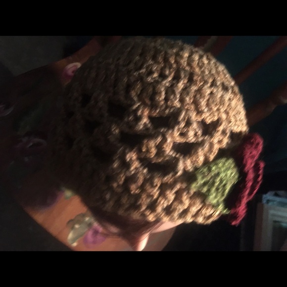 Crochet hat with flower-one size - Picture 6 of 6